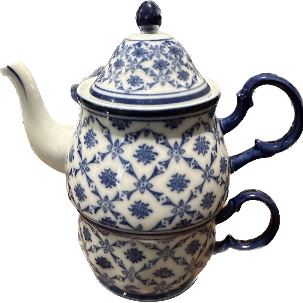 HARRY AND DAVID Stacked Teapot And Cup